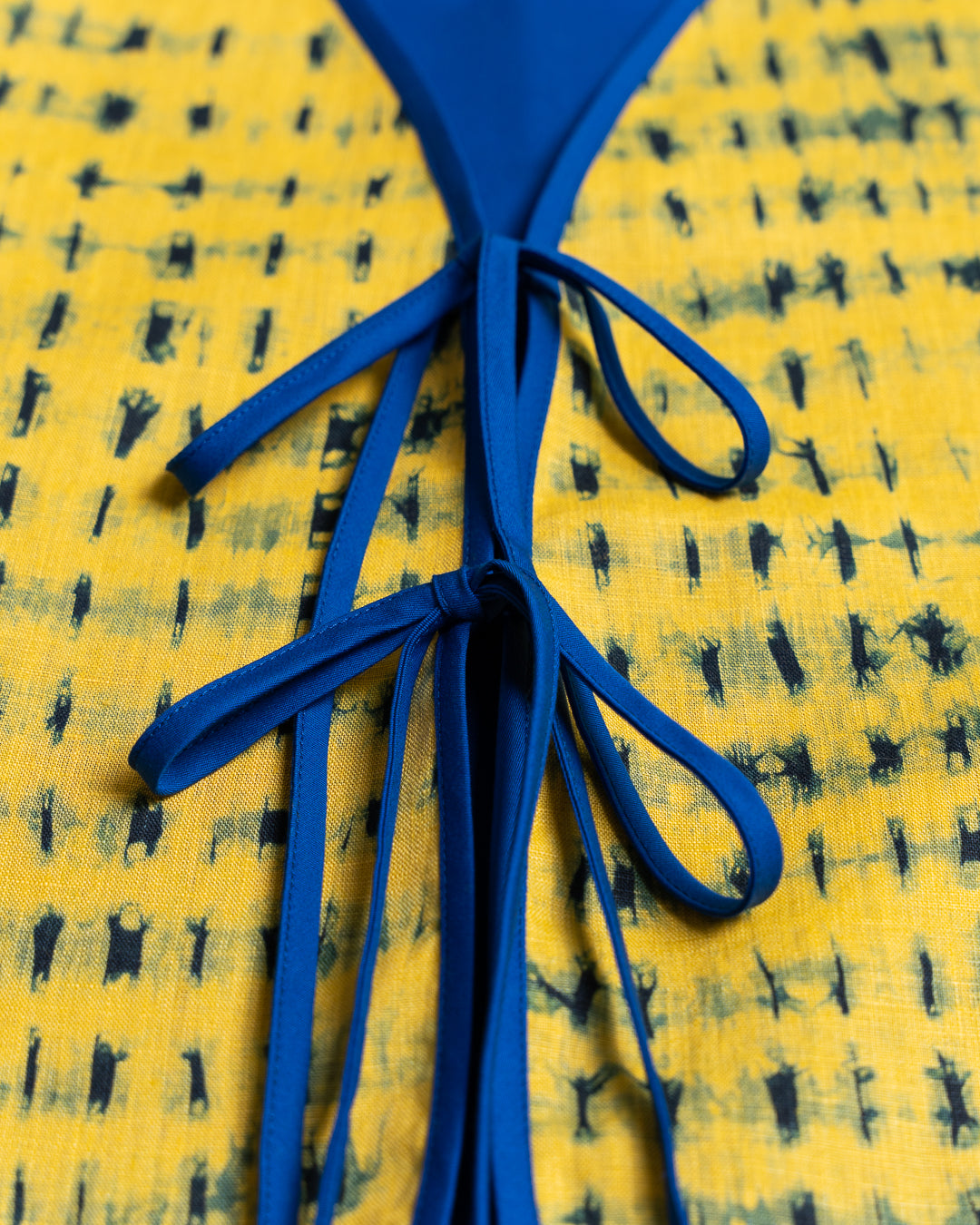 Linnevest med knytband- Shiborifärgad