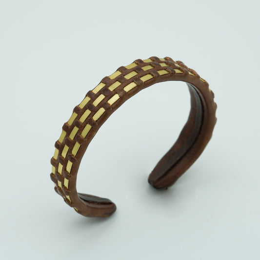 Flätat armband av mässingstråd