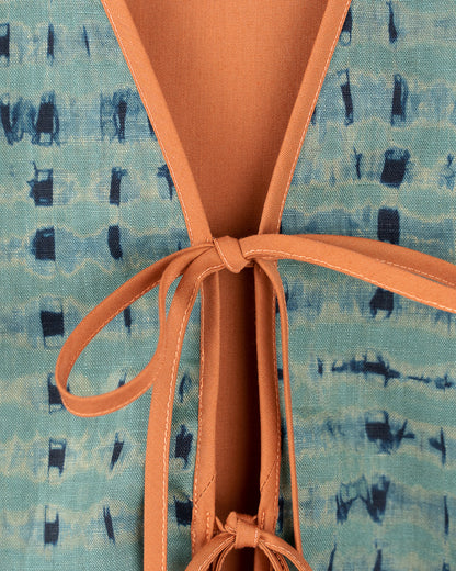 Linnevest med knytband- Shiborifärgad